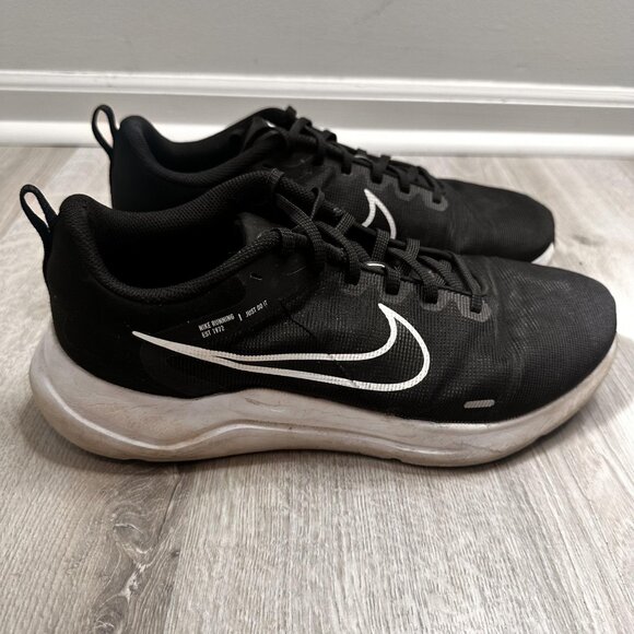 Nike Downshifter 12 Shoes Mens Size 11 Wide Black White Road Running DM4194-001 - Picture 8 of 13